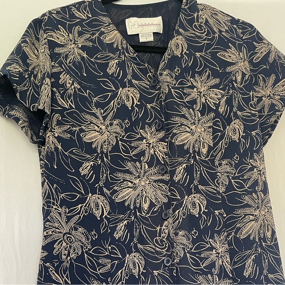 Button down dress OR a short sleeve jacket - Picture 2 of 5